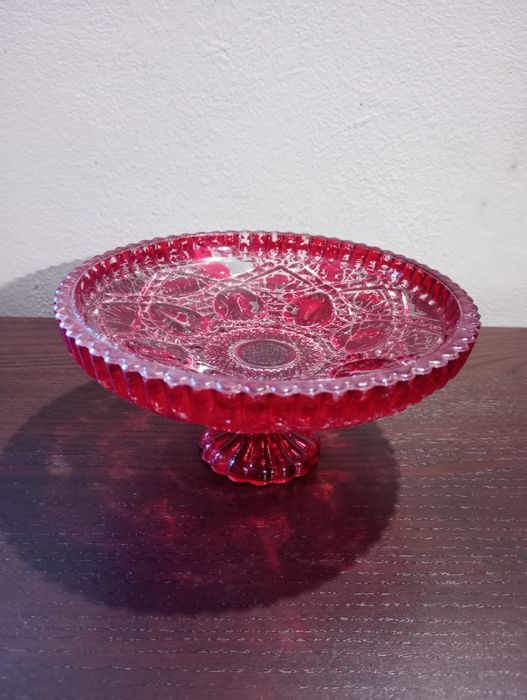Czerwona szklana patera