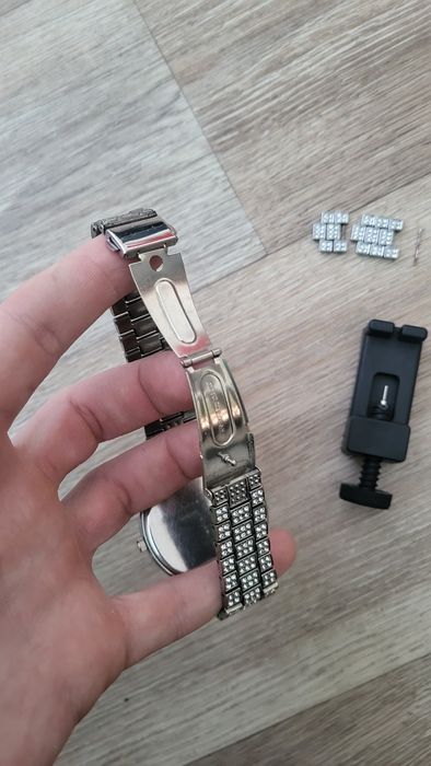 Продам яскравий годинник з червоним циферблатом