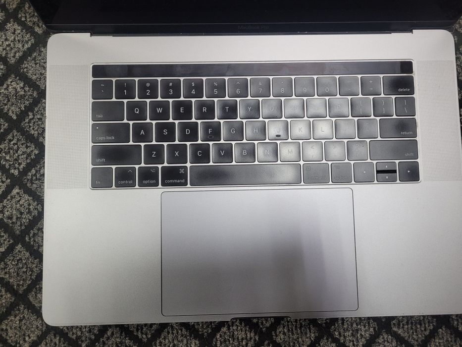 Apple MacBook pro i7 16ram 250 A1707  EMC3162