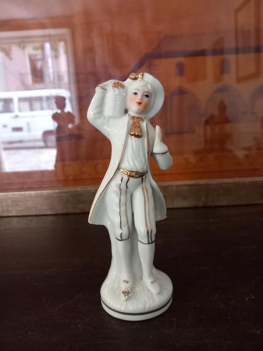 figura em porcelana "pajem" carregando cesto de uvas