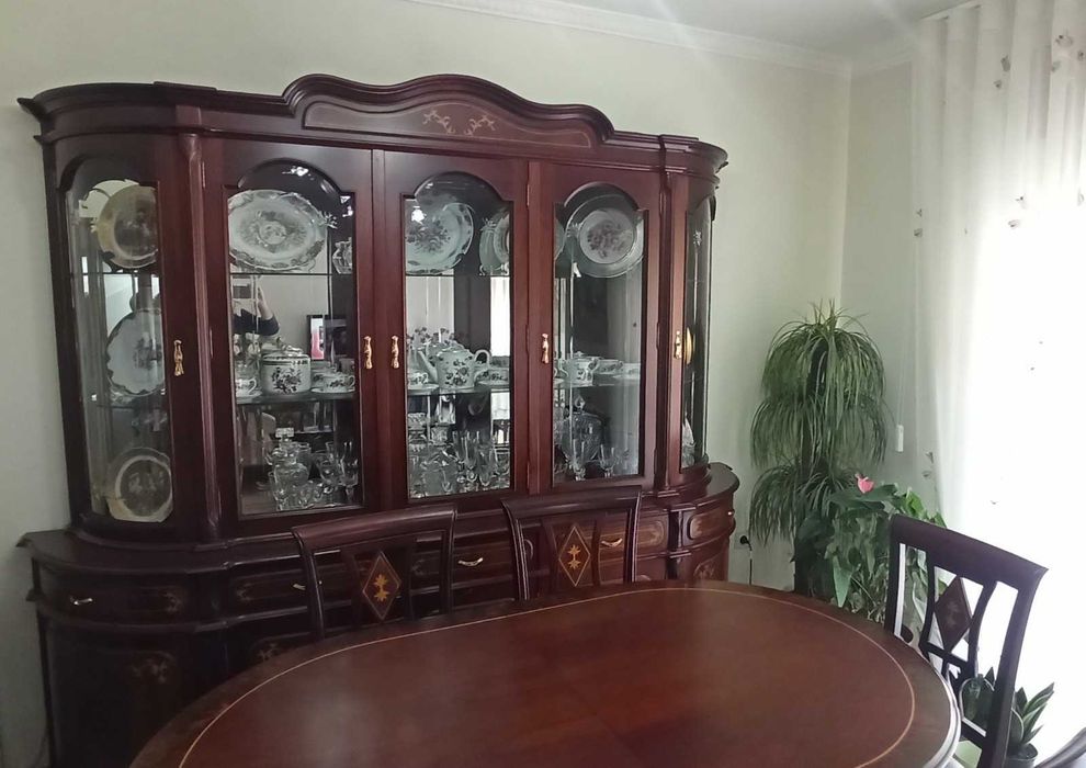 Mobília de Jantar em Nogueira e Mogno