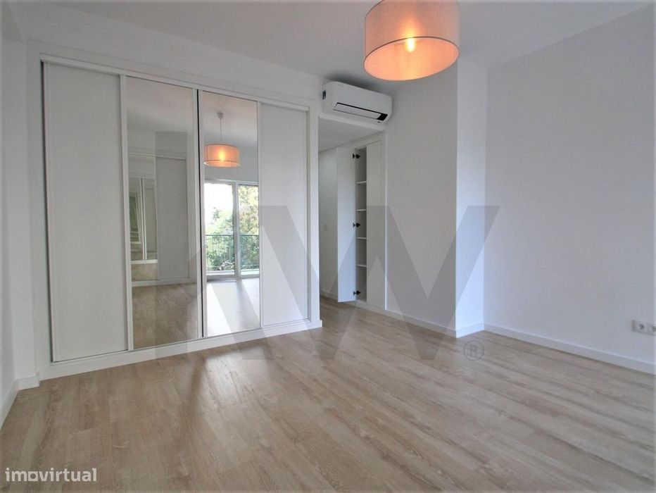 Apartamento T4 Remodelado a 4 min da Praia – Paço de Arcos