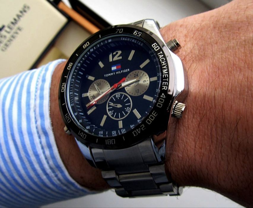 Надійний чоловічий годинник з коробкою