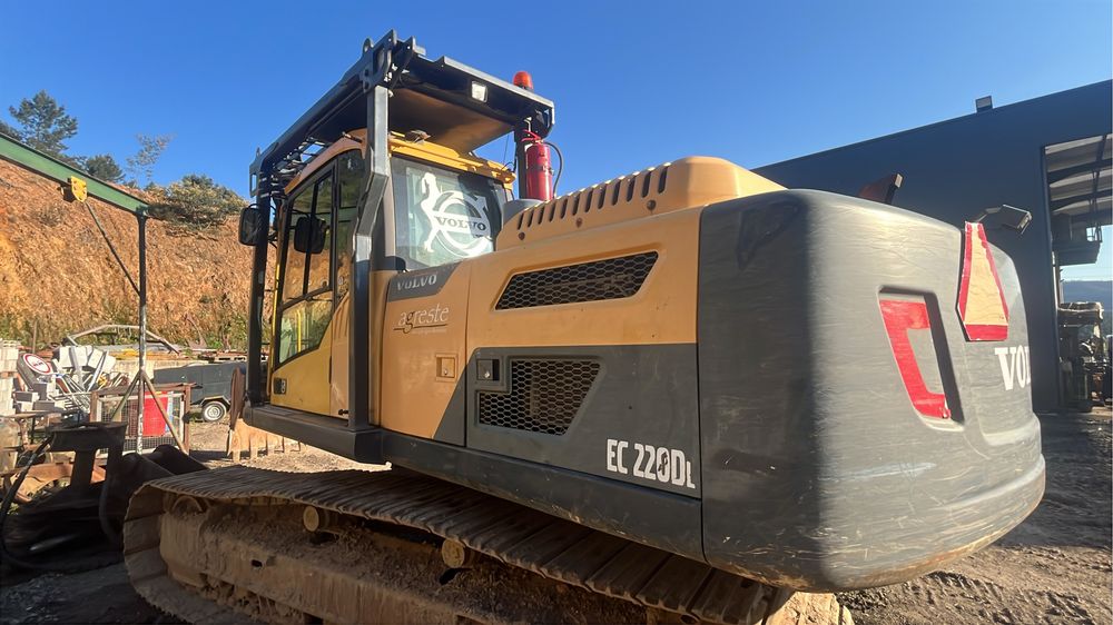 Escavadora Volvo 220 D ano 2013