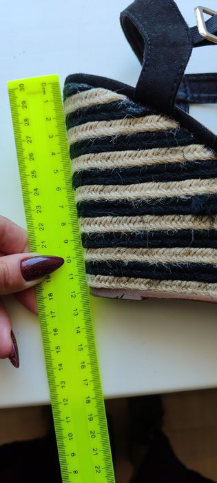 Босоніжки нові на танкетці