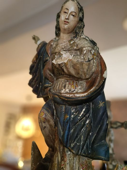 Stara gipsowa rzeźba Madonna na smoku