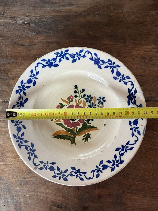 Prato em faiança portuguesa em muito bom estado.