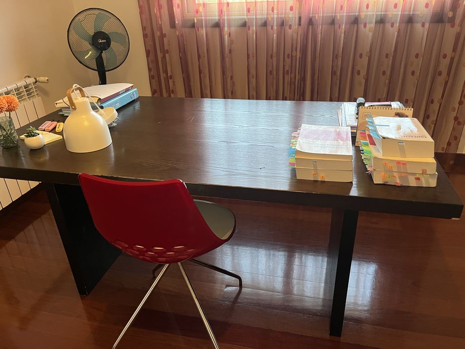 Mesa de escritorio e estantes