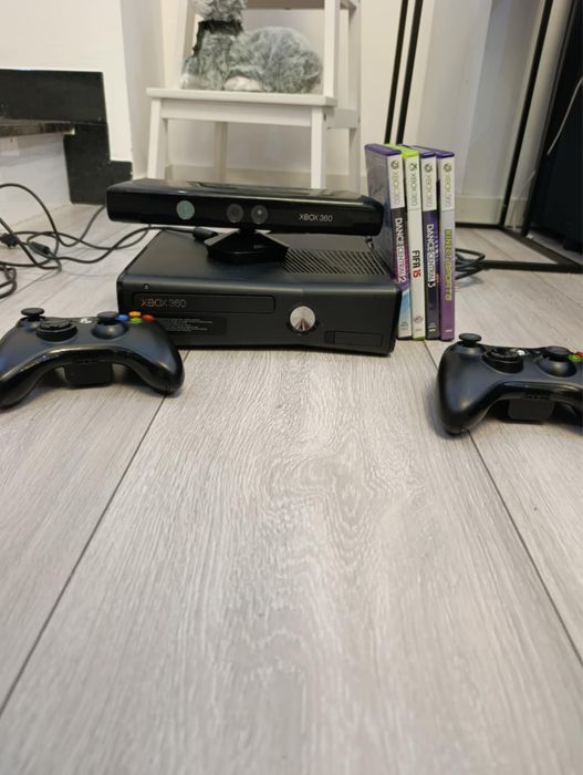 xbox 360 + kinect + 2 pady do gry