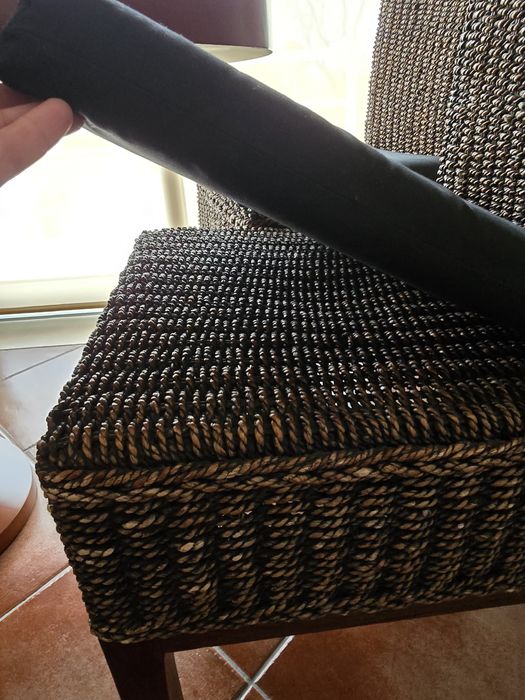 Mesa oval de jantar de madeira maciça Nogueira  (não extensível) e 4 cadeiras rattan resistente.