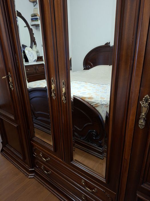 Quarto de casal, madeira nobre.