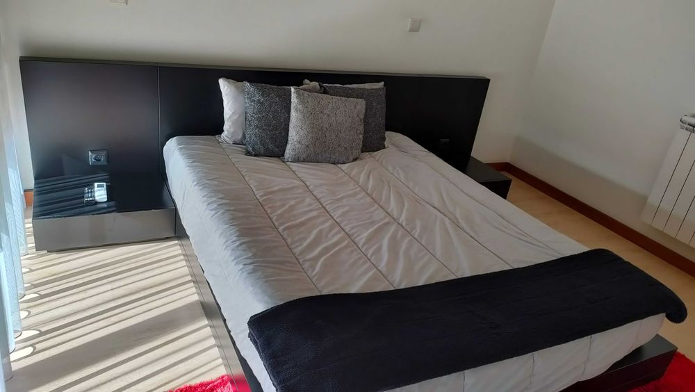 Cama de casal + 2 mesinhas