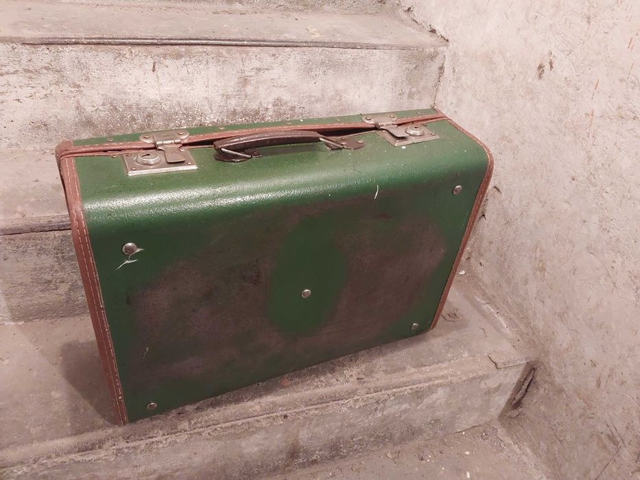 Stara walizka kartonowa tekturowa PRL.  Zielona walizka vintage.