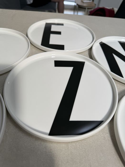 Zestaw talerzy Design Letters Arne Jacobsen