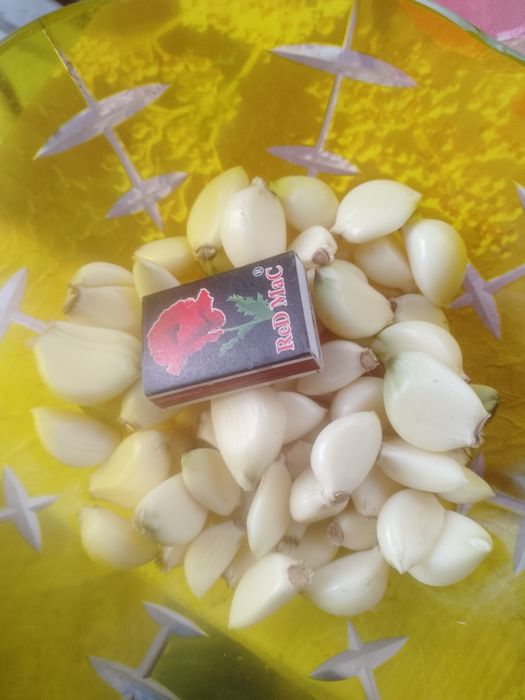 Продам часник, чищений, готовий до вживання.