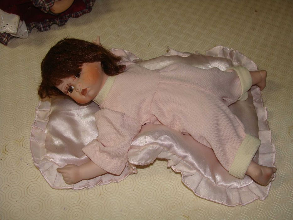 2 Bonecas de Porcelana Deitadas