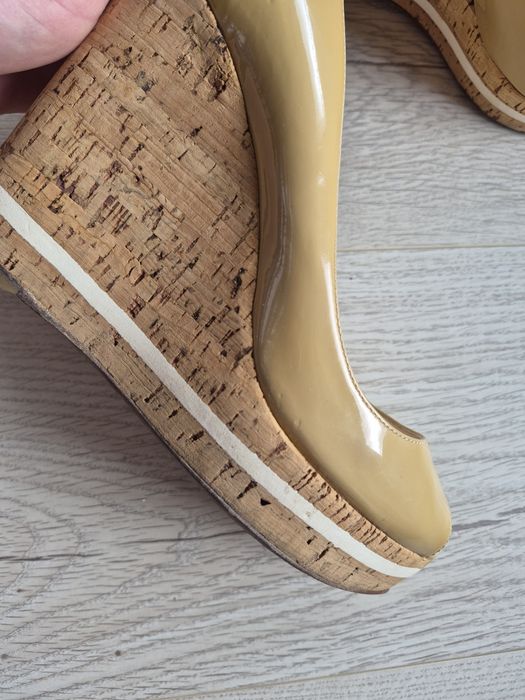 Prada Milano, peep toe, lakierowane czółenka, korkowa koturna rozm 38,5