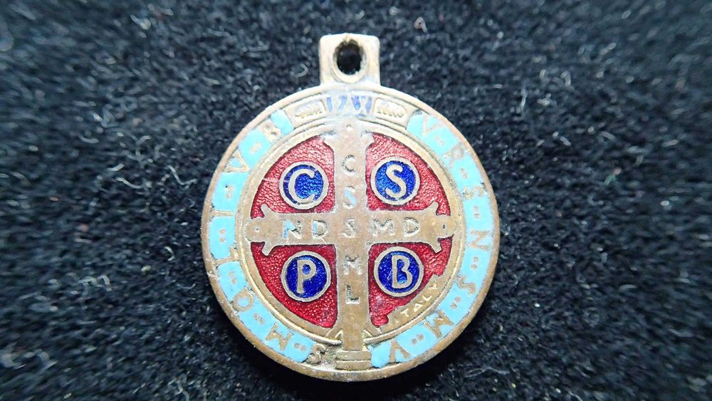 Medalha antiga de São Bento em latão e esmalte
