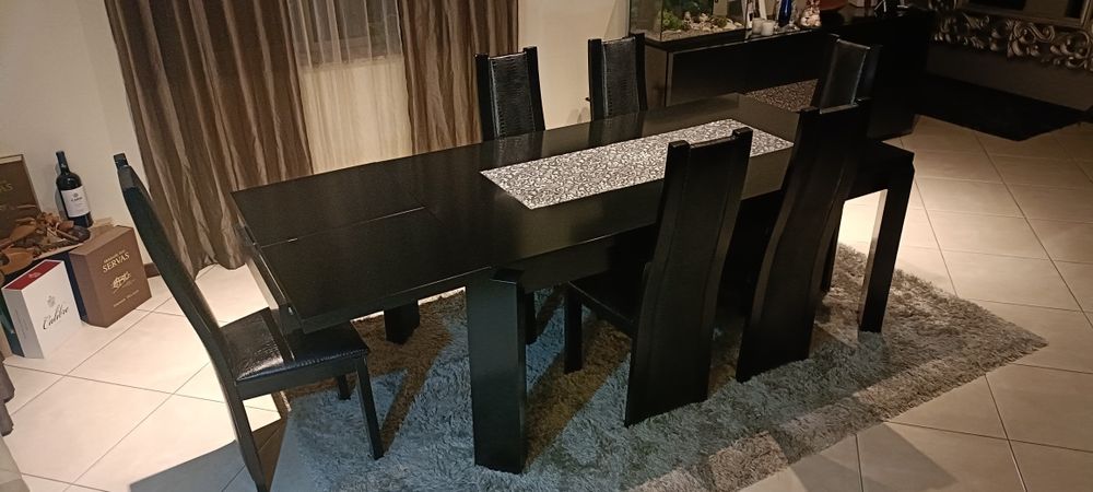 Mobília de sala de jantar ( Mesa, Cadeiras e Aparador)