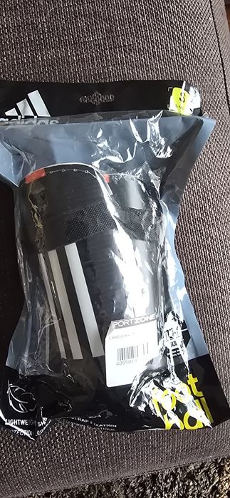 Caneleiras futebol Adidas tamanho S como novas