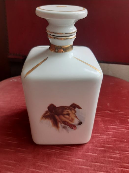 Garrafa com figuras caninas e  copos