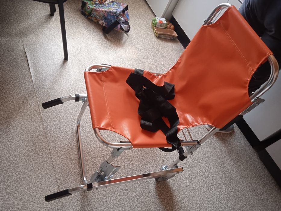 крісло для транспортування, переноски хворих, інвалідний візок