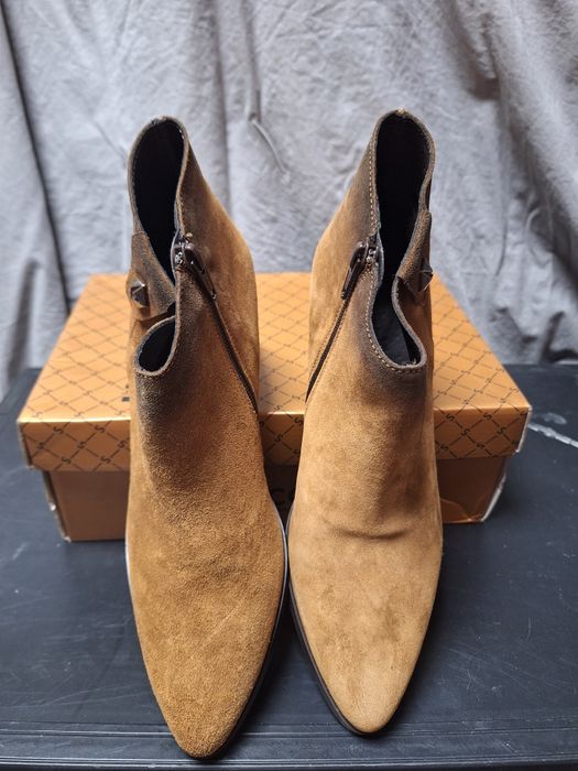 Botin de senhora em pele camurça