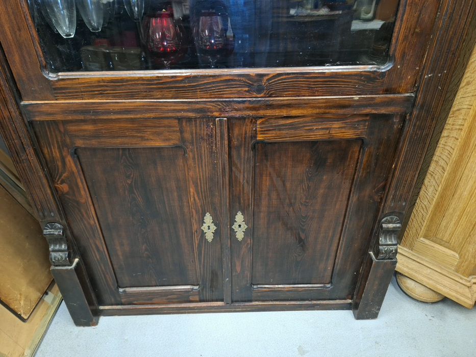 Stary,  drewniany  kredens w stylu biedermeier