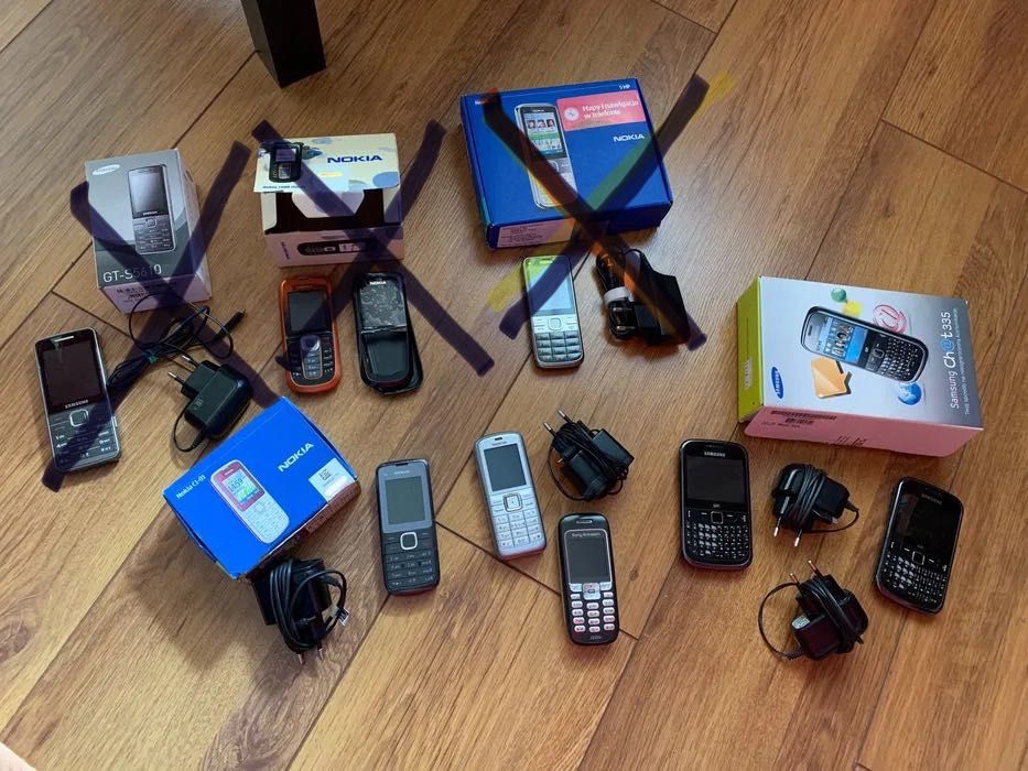 Zestaw oldschoolowych telefonów komórkowych - klasyki.