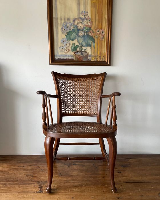 Duas cadeiras antigas com palhinha