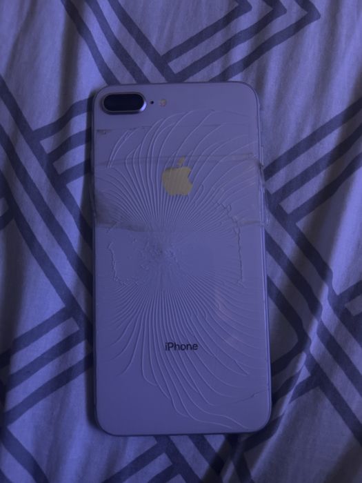 Айфон 8+ побитий