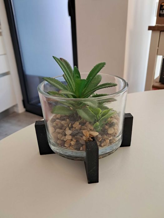 Pequena planta artificial decorativa