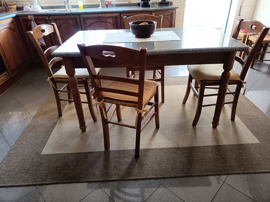 Mesa cozinha+4 cadeiras e 2 bancos