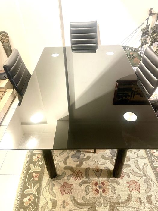 MESA DE JANTAR + 2 caseira pele