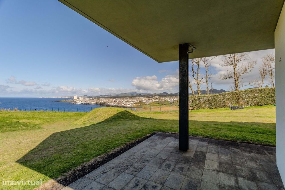 Moradia T3 com vista deslumbrante em Lagoa