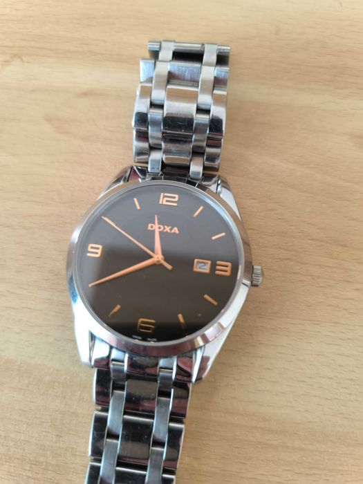 Szwajcarski zegarek Doxa na bransolecie