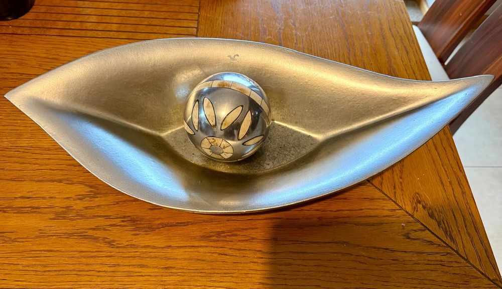 Centro de Mesa Decorativo – Base em Forma de Folha + Esfera