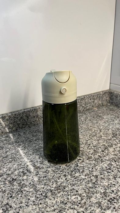 Recipiente em vidro  escuro  para azeite  com spray