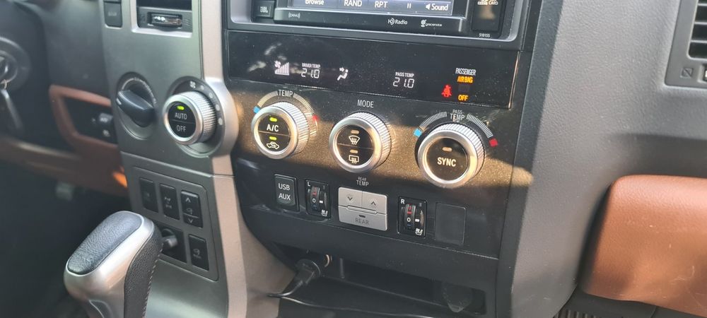 продам Toyota Sequoia Platinum коньячный салон