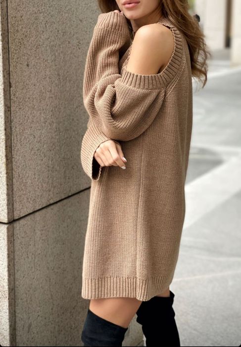 В'язаний довгий светр  з 100 меринос й мереживна спідниця