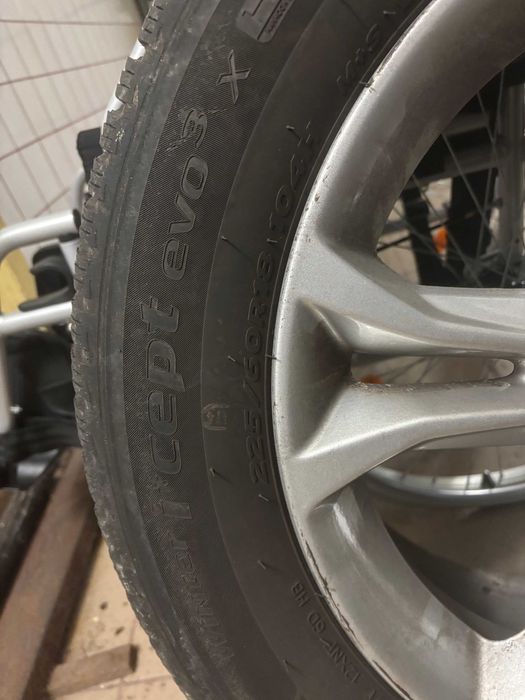 Komplet opon zimowych Hankook 225/60 R18 z oryginalnymi alufelgami BMW