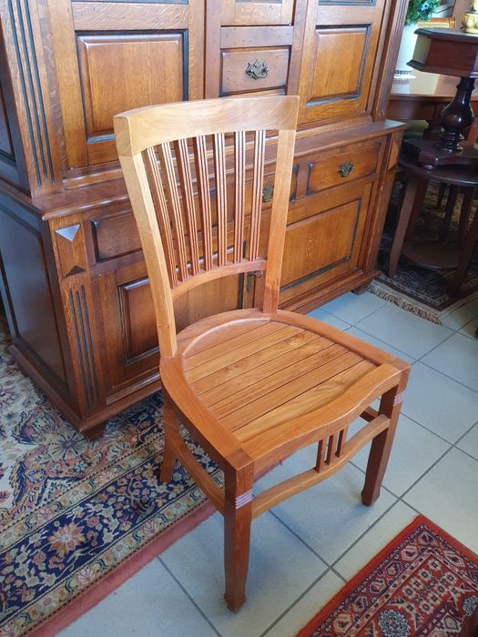 Cztery drewniane krzesła