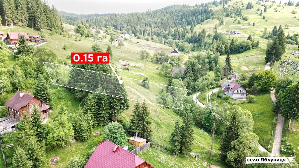 Земля в Яблуниці, поруч з трасою