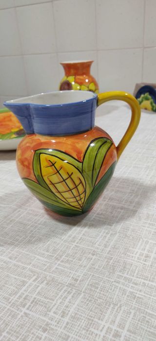 Loiça em cerâmica pintada á mão.