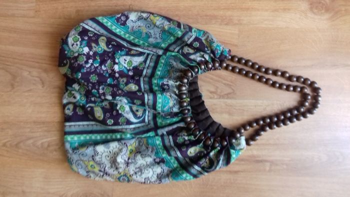 Lekka torba na ramię z drewnianymi koralikami