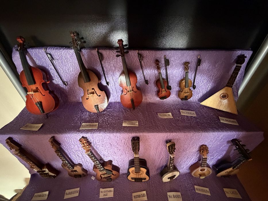 Vitrine com 45 miniaturas de instrumentos musicais