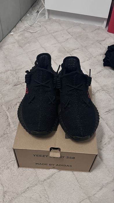 Yeezy 350 v2 bred
