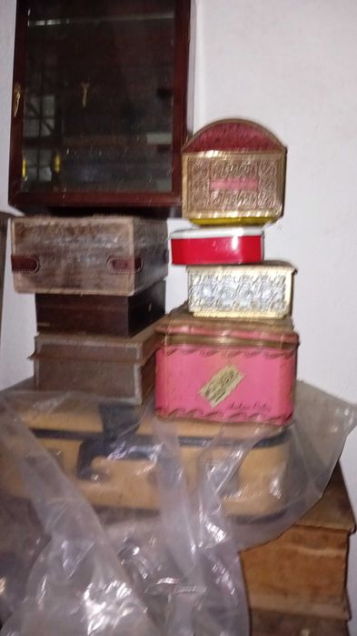 Latas antigas diversas