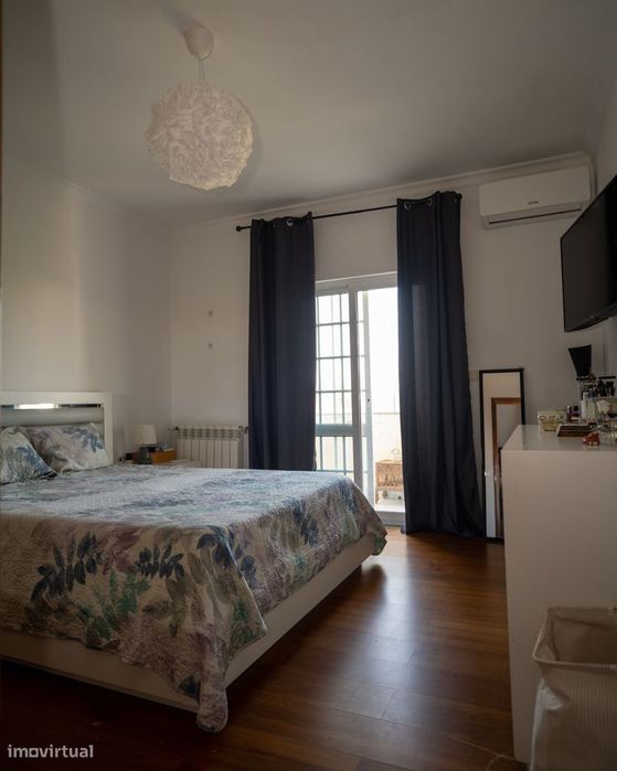 Moradia Bifamiliar Duplex com Garagem, e Quintal Privado em  Foz Côa