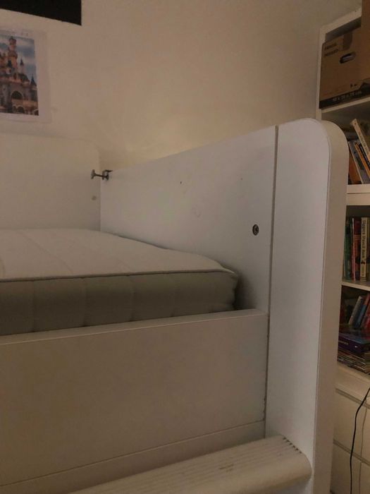 Cama alta modelo Smastad, do IKEA, com secretária e armário